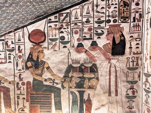 Reine offrant des vases rituels - Egyptian 19th Dynasty