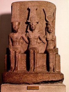 Ramsès II (1304-1237 av. J.-C.) assis entre Amon et Mout, de Karnak, Nouvel Empire, c.1279-13 av. J.-C.