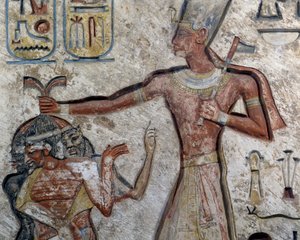 Ramsès II tenant des prisonniers par les cheveux (détail) - Egyptian 19th Dynasty