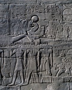 Ramsès II devant le bateau sacré, relief, murs intérieurs de la Grande Salle Hypostyle, complexe du temple de Karnak (Liste du patrimoine mondial de l