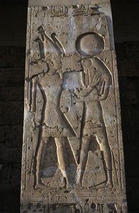 Relief représentant le Pharaon avec le dieu Horus, portique du Temple de Séthi Ier - Egyptian 19th Dynasty