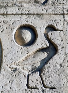 Relief représentant une oie et le soleil, symboles du pharaon pour identifier le fils du dieu Râ, Grand Temple de Ramsès II, Abou Simbel (Liste du patrimoine mondial de l