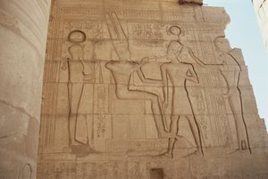 Relief représentant la déesse à tête de lionne Mout présentant Ramsès II à un Amon trônant, qui lui donne un ankh, de la Grande Salle Hypostyle, Nouvel Empire