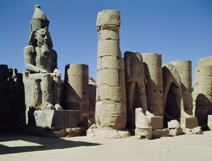 Statue assise de Ramsès II (c.1279-1213 av. J.-C.) dans la cour péristyle, Nouvel Empire