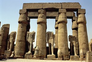 Statues de Ramsès II (1298-32 av. J.-C.) et colonnes en bourgeon de papyrus dans la cour péristyle, Nouvel Empire, c.1297-1185 av. J.-C.