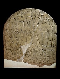 Stèle dédiée à Isis par le surveillant des travaux dans les temples de Ramsès II à Koptos, représentant le roi offrant de l