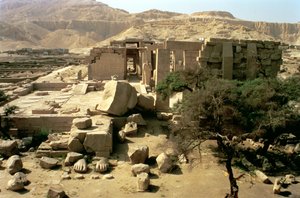 Vue du sommet du premier pylône montrant le colosse tombé de Ramsès II (1279-1213 av. J.-C.) dans la première cour, Nouvel Empire - Egyptian 19th Dynasty