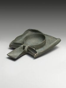 Plat à libation représentant des bras de Ka présentant un signe Ankh (grauwacke)