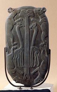 Palette représentant quatre chiens et deux girafes avec un palmier, période thinite