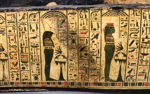 Détail de la base extérieure du cercueil de la momie de Nesyamun, probablement trouvé à Deir el-Bahari, Nouvel Empire, vers 1100 av. J.-C. (bois peint) - Egyptian 20th Dynasty