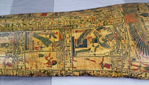Détail du couvercle extérieur du cercueil de la momie de Nesyamun, peut-être trouvée à Deir El-Bahri, Nouvel Empire, c.1100 av. J.-C. (bois peint) - Egyptian 20th Dynasty