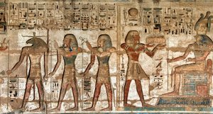 Premier court, détail de reliefs peints représentant le pharaon portant des offrandes aux divinités Horus et Khnoum. Temple funéraire de Ramsès III (1187-1156 av. J.-C.). Louxor, Medinet Habou, Égypte - Egyptian 20th Dynasty