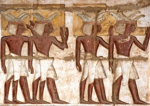 Antiquité égyptienne : première cour, détail des reliefs peints représentant un groupe de Nubiens apportant des offrandes au pharaon. Temple funéraire de Ramsès III (1187-1156 av. J.-C.). Louxor, Medinet Habou, Égypte - Egyptian 20th Dynasty