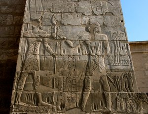 Antiquité égyptienne : temple funéraire de Ramsès III (1187-1156 av. J.-C.). Bas-relief représentant le pharaon recevant les insignes du pouvoir des mains d