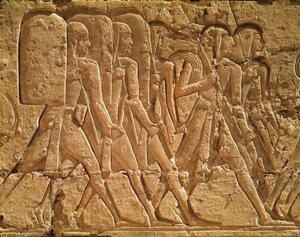 Relief représentant des serviteurs portant des cordes et des armes, du temple funéraire de Ramsès III (c.1184-1153 av. J.-C.) Nouvel Empire