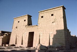 Façade sud et pylône du temple de Khonsu, Nouvel Empire, vers 1100 avant J.-C.