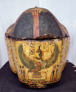Extrémité supérieure du cercueil de la momie de Nesyamun, probablement trouvé à Deir el-Bahari, Nouvel Empire, vers 1100 av. J.-C. (bois peint) - Egyptian 20th Dynasty