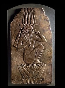 Plaque de Iuput II en tant que dieu-enfant émergeant de la fleur de lotus - Egyptian 23rd Dynasty