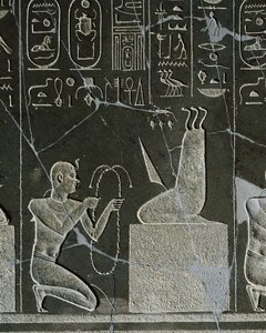 Relief en dolérite de Nectanébo I, roi offrant un collier au démon, représenté par une lame de couteau et trois serpents, d