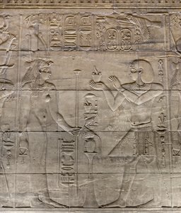 Reliefs dans le sanctuaire intérieur, temple de Philae, Assouan, Égypte - Egyptian 30th Dynasty