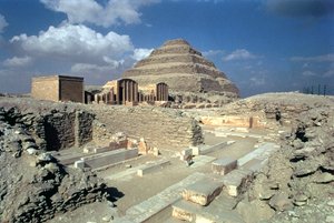 Complexe de Djoser incluant la pyramide à degrés et l