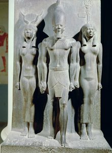 Triade de Menkaure (Mykérinos) avec la déesse Hathor et la déesse du nome d
