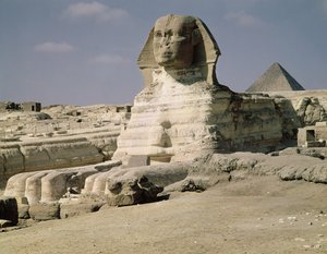 Vue du nord-est du Sphinx, datant du règne du roi Khéphren, Ancien Empire, 2600-2500 av. J.-C.