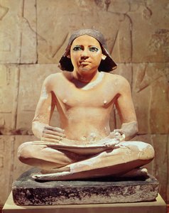 Scribe assis en tailleur tenant un rouleau de papyrus, de Saqqara, Ancien Empire c.2475 av. J.-C.