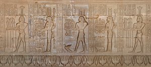 Antiquité égyptienne : procession de divinités - Détail du mur est du temple de la déesse Hathor à Dendérah, Égypte - Civilisation égyptienne : procession de divinités, sculptée sur le mur du temple d