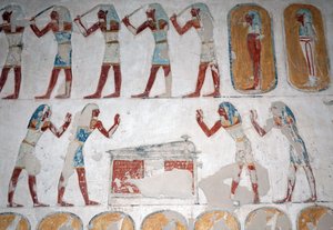 Hommes armés et figure devant un sarcophage, Vallée des Rois, Louxor - Egyptian Egyptian
