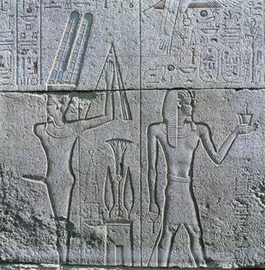 Égypte, Thèbes antique, Louxor, Karnak, relief du dieu Min et Philippe III Arrhidée au Grand Temple d