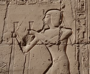 Pharaon portant un cobra, Temple de Louxor - Egyptian Egyptian