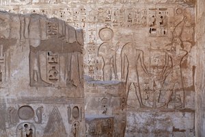 Le souverain de la Haute-Égypte faisant une offrande à Ra et Knoum, Temple d