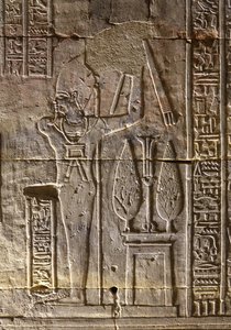 Le Pharaon et ses attributs, Temple d