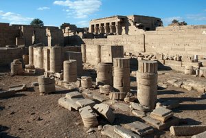 Antiquité égyptienne : colonnes du temple dédié à Hathor, Dendérah, Égypte