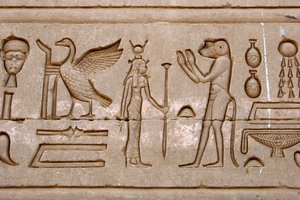 Antiquité égyptienne : hiéroglyphes sur le mur est du Temple d