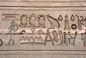 Antiquité égyptienne : hiéroglyphes sur le mur est du temple de Hathor, Denderah, Égypte