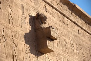 Antiquité égyptienne : gargouille en forme de tête de lion, temple de Hathor, Dendérah, Égypte