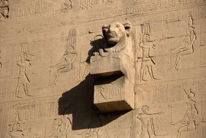 Antiquité égyptienne : gargouille en forme de tête de lion, temple de Hathor, Dendérah, Égypte
