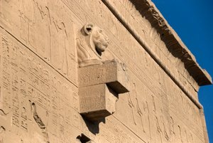Antiquité égyptienne : gargouille en forme de tête de lion, temple de Hathor, Denderah, Égypte