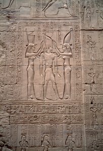 Antiquité égyptienne : bas-relief représentant le couronnement du roi Ptolémée IV. Temple d