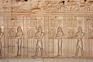 Antiquité égyptienne : offrandes et tributs présentés à la déesse, Temple de Hathor, Denderah, Égypte - Egyptian Ptolemaic Period