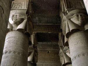 Antiquité égyptienne: vue partielle de la salle hypostyle avec colonnes décorées de la déesse Hathor