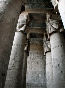 Antiquité égyptienne : vue partielle de la salle hypostyle avec des colonnes décorées de la représentation de la déesse Hathor. Temple de Hathor, Denderah, Égypte