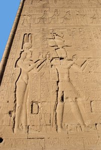 Antiquité égyptienne : relief du mur arrière du temple dédié à la déesse Hathor représentant Cléopâtre et Césarion. Denderah, Égypte - Egyptian Ptolemaic Period