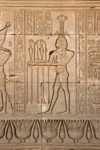 Antiquité égyptienne : représentation du dieu du Nil, Hapy, et hiéroglyphes, temple de Hathor, Dendérah, Égypte - Egyptian Ptolemaic Period