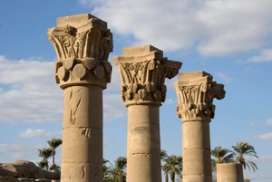 Antiquité égyptienne : vue des colonnes du kiosque devant l