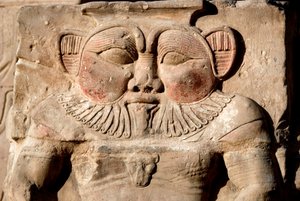 Antiquités égyptiennes : la divinité Bes. Détail d