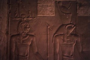 Relief représentant Ptolémée XII (c.112-51 av. J.-C.) et Horus