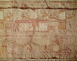 Relief représentant des bateaux sacrés portés par des prêtres en procession, du sanctuaire de Philippe Arrhidée (323-317 av. J.-C.) Dynastie macédonienne